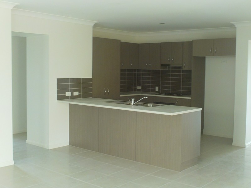 4 Edgeware Road, Pimpama QLD 4209