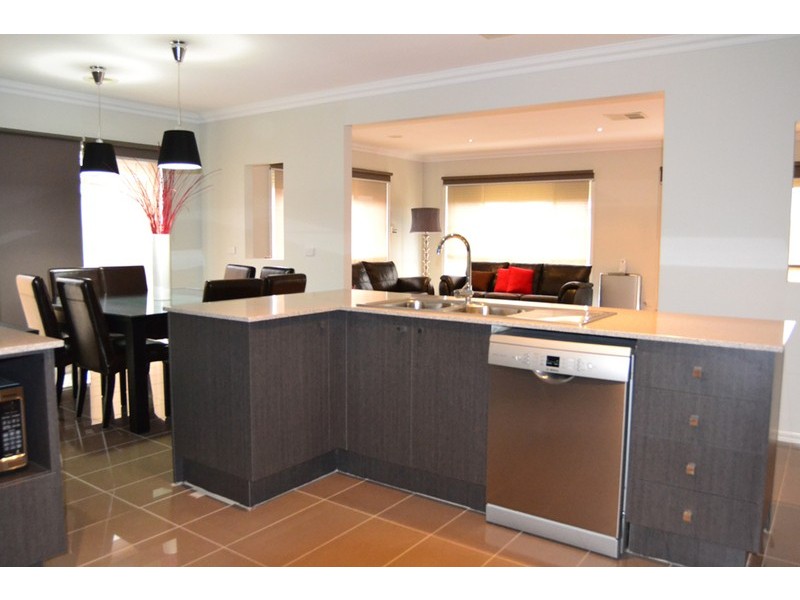 25 Songbird Crescent, South Morang VIC 3752