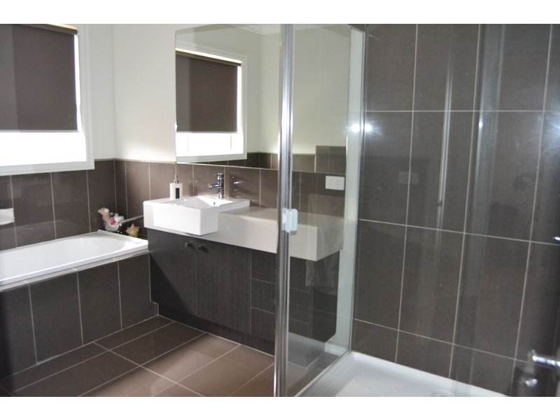 25 Songbird Crescent, South Morang VIC 3752