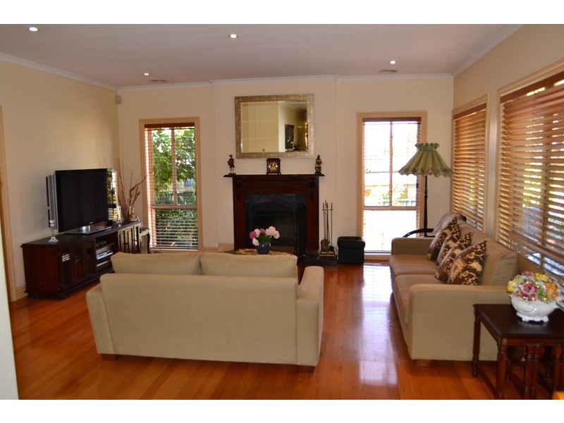 6 Latham Close, Mill Park VIC 3082