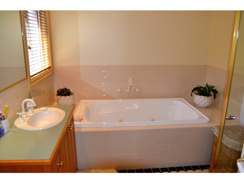 6 Latham Close, Mill Park VIC 3082