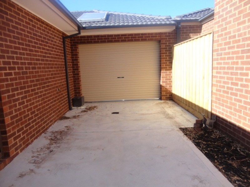 2/38 Coleridge Way, South Morang VIC 3752