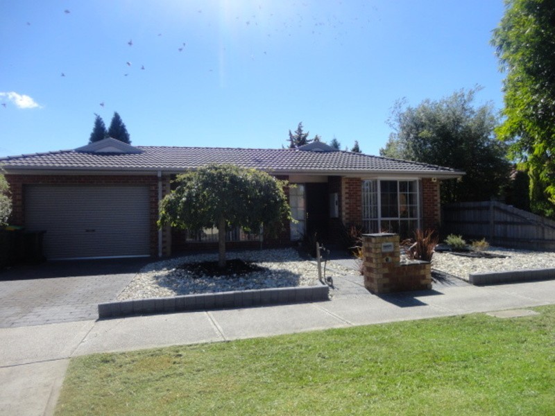 8 Carroll Crescent, Mill Park VIC 3082