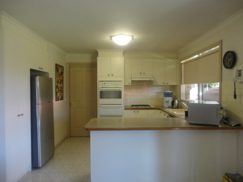 8 Carroll Crescent, Mill Park VIC 3082