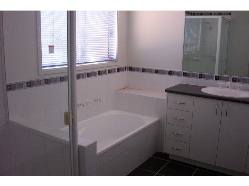 24 Rosemont Rise, Melton West VIC 3337