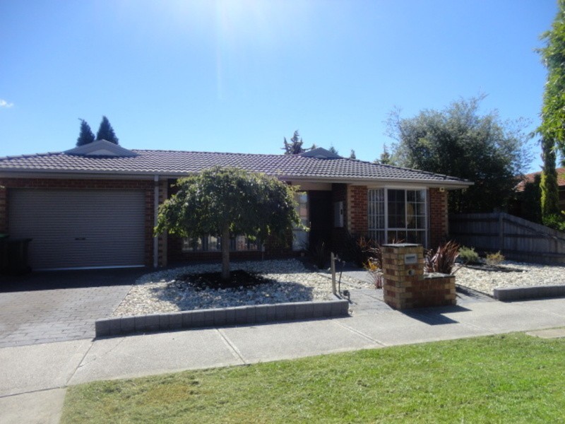 8 Carroll Crescent, Mill Park VIC 3082