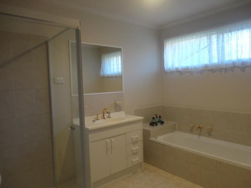 8 Carroll Crescent, Mill Park VIC 3082