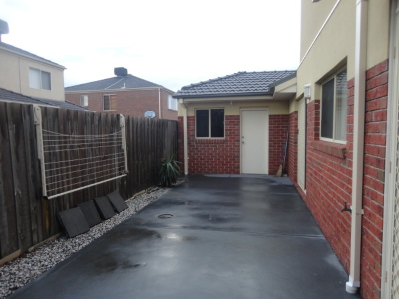 2/11 Payne Place, South Morang VIC 3752