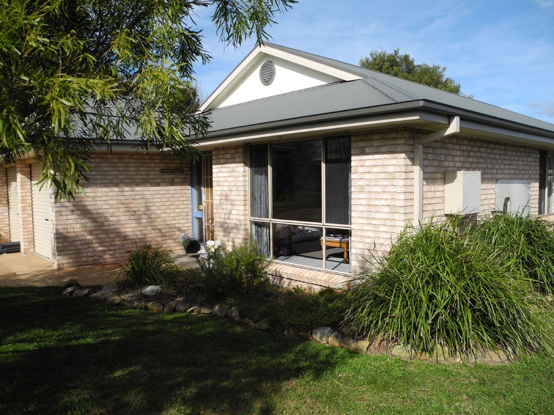 2 Dumfries Place, Bowral NSW 2576