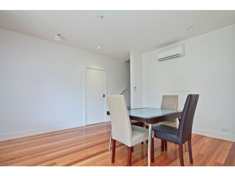 2/1 Graham Avenue, Mckinnon VIC 3204