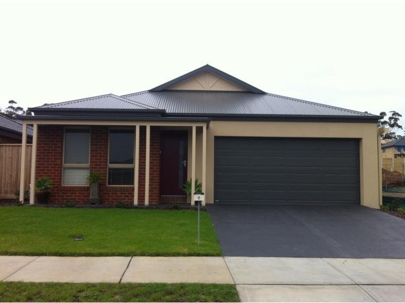 8 McGarvie Crescent, Pakenham VIC 3810