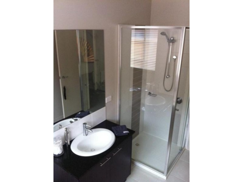 8 McGarvie Crescent, Pakenham VIC 3810