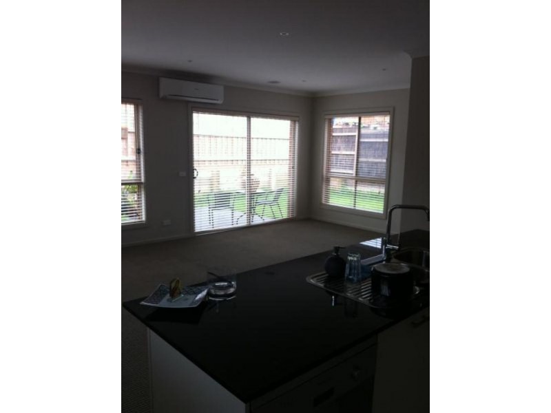 8 McGarvie Crescent, Pakenham VIC 3810