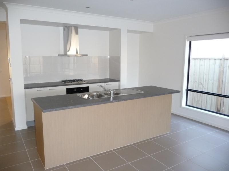 35 Seafarer Way, Sanctuary Lakes VIC 3030