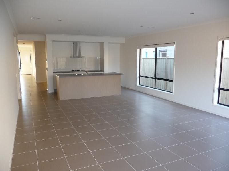 35 Seafarer Way, Sanctuary Lakes VIC 3030