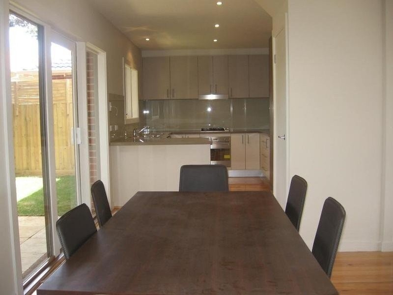 2/42 Golf Links Avenue, Carnegie VIC 3163
