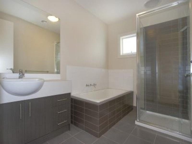 2/42 Golf Links Avenue, Carnegie VIC 3163