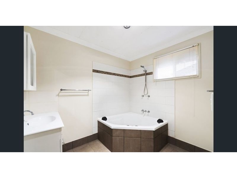 4 Simon Street, Rockville QLD 4350