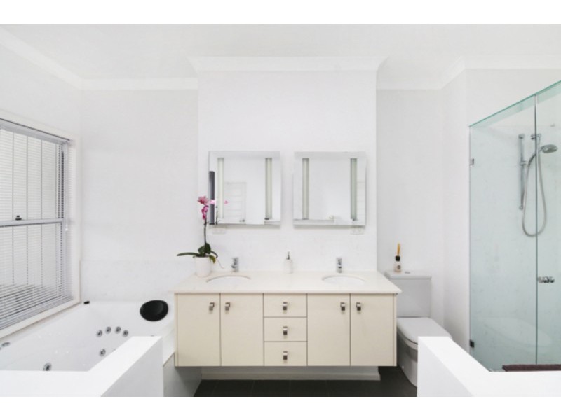 102 Gibson Crescent, Bellbowrie QLD 4070