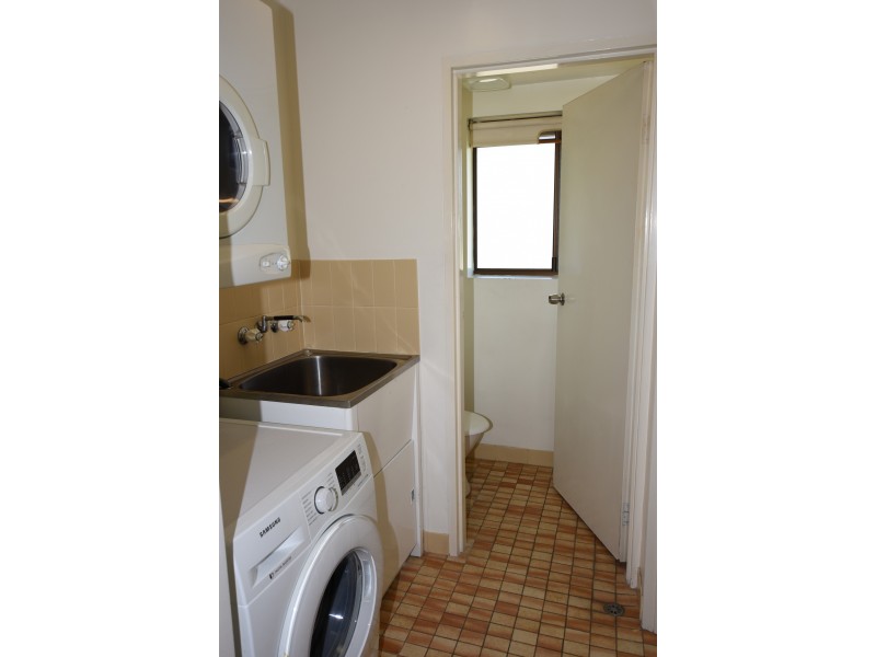 1/24 Underhill Av, Indooroopilly QLD 4068