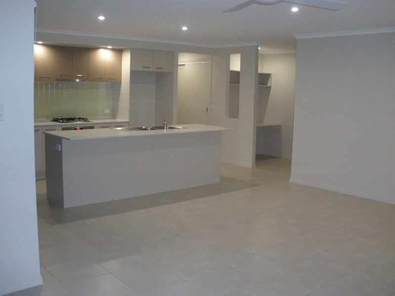 A&B/14 Tarwhine Place, Mountain Creek QLD 4557