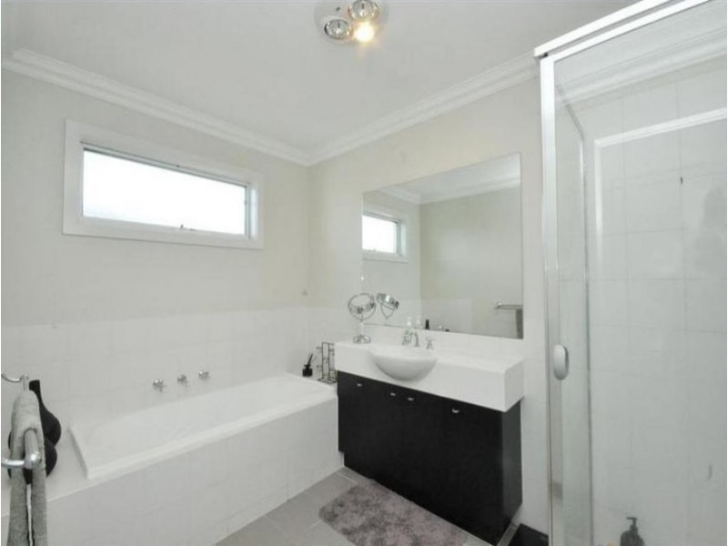 8 Viewbank Circuit, Roxburgh Park VIC 3064
