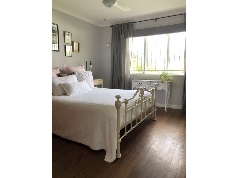 11 Euree street, Kenmore QLD 4069