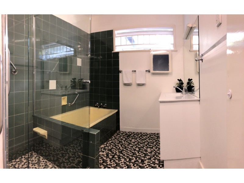 11 Euree street, Kenmore QLD 4069