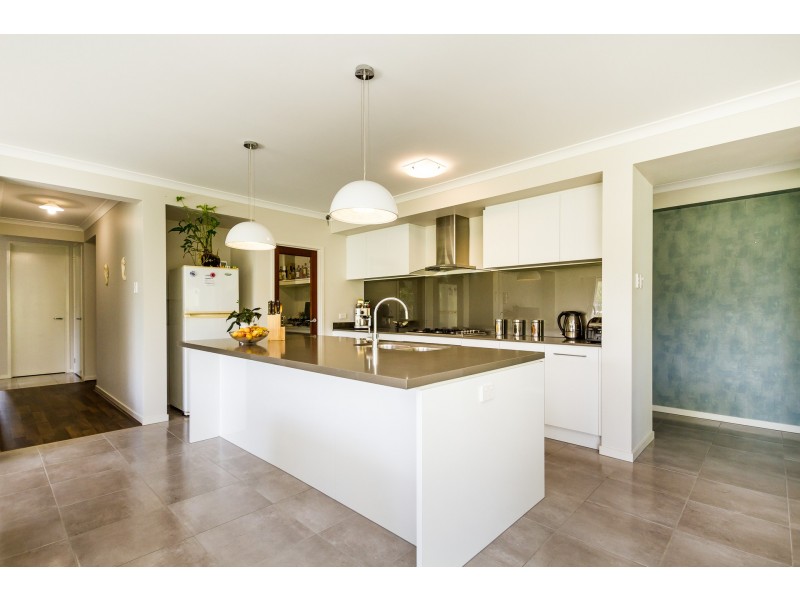 90 Kingfisher Drive, Upper Kedron QLD 4055