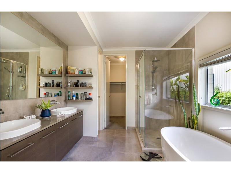 90 Kingfisher Drive, Upper Kedron QLD 4055