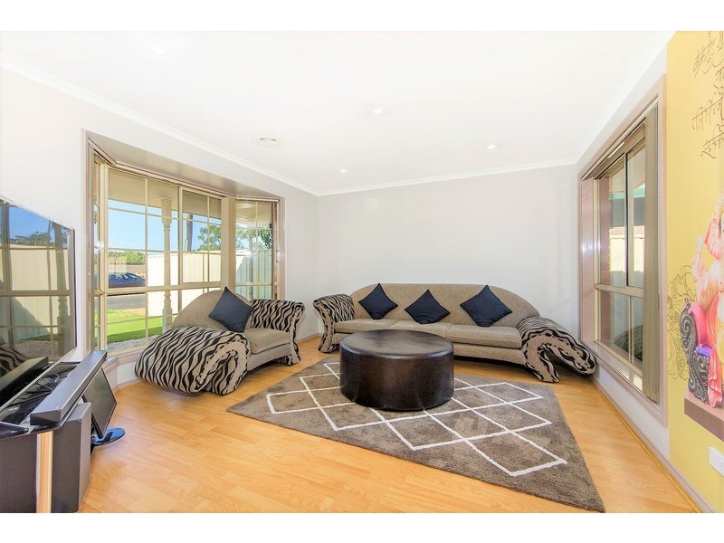 5/18 Creek St, Melton South VIC 3338