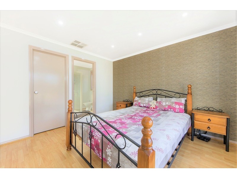 5/18 Creek St, Melton South VIC 3338