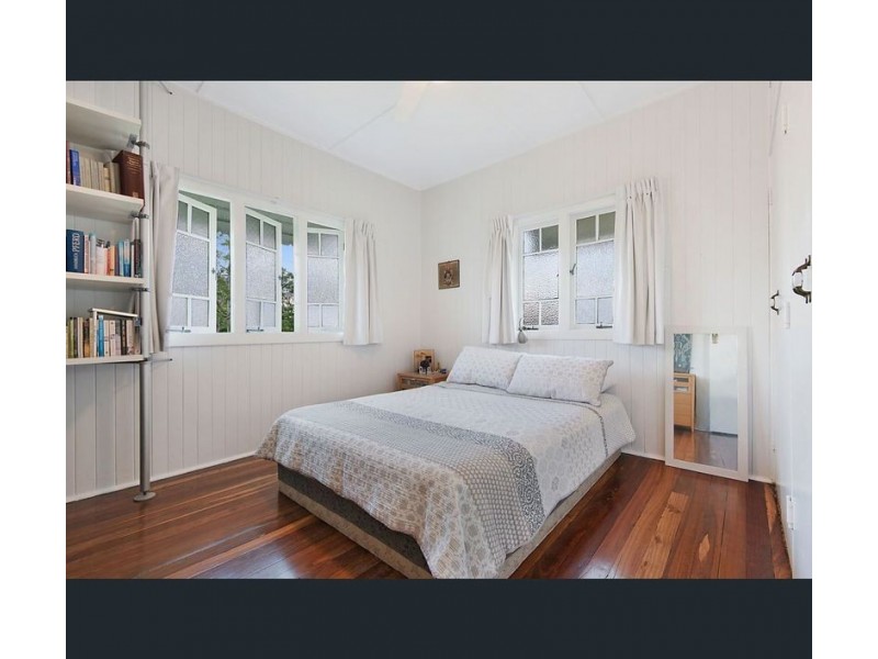 24 O’Quinn Street, Nudgee Beach QLD 4014