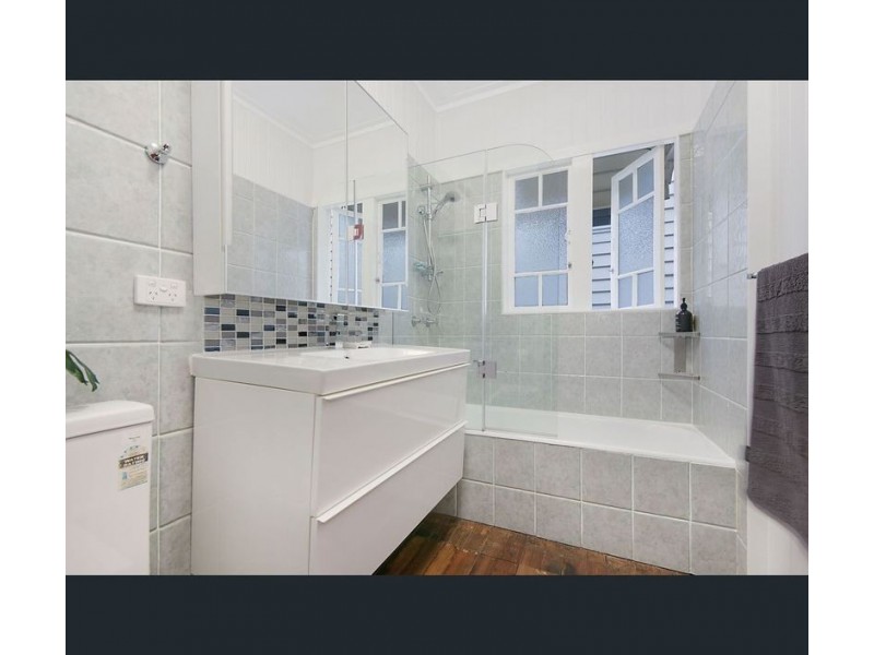 24 O’Quinn Street, Nudgee Beach QLD 4014