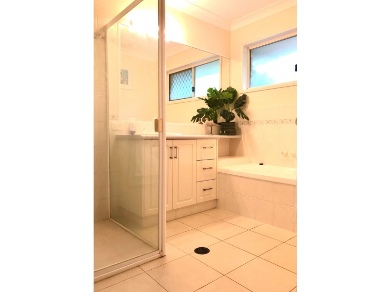 18 Litsea Crt, Reedy Creek QLD 4227