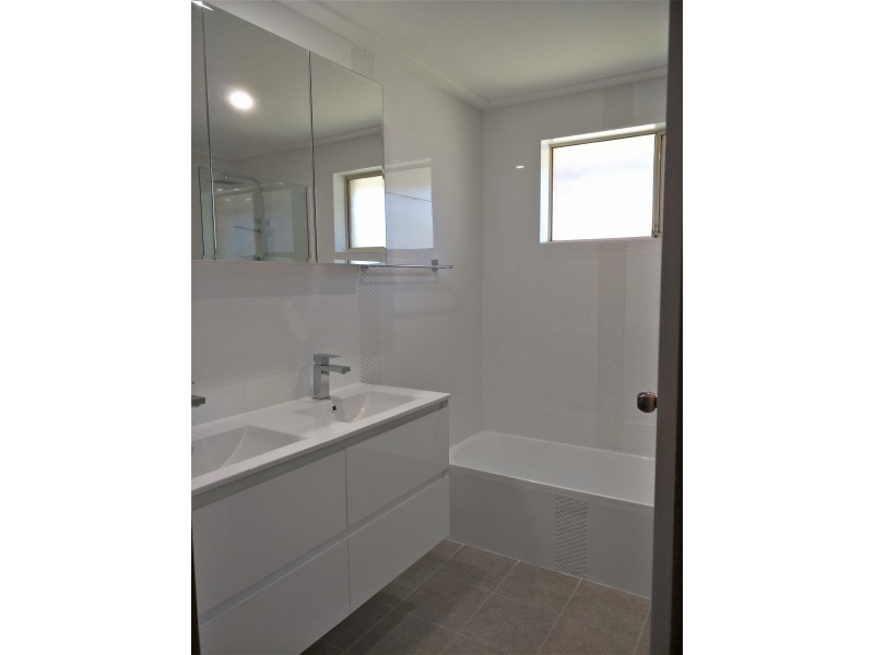 2/44 Regal Way, Valentine NSW 2280