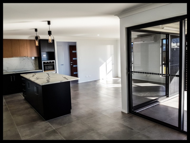 2//6 Farrer Street, Cranley QLD 4350