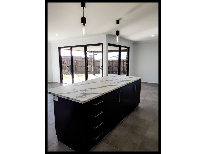 2//6 Farrer Street, Cranley QLD 4350