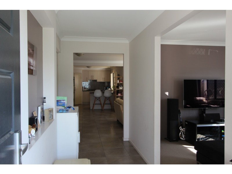 8 Sasha St, Wynnum West QLD 4178