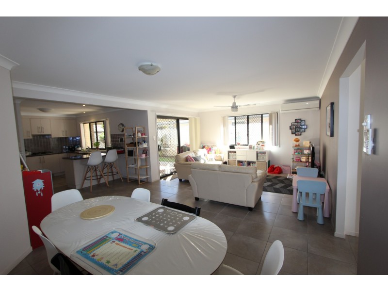 8 Sasha St, Wynnum West QLD 4178