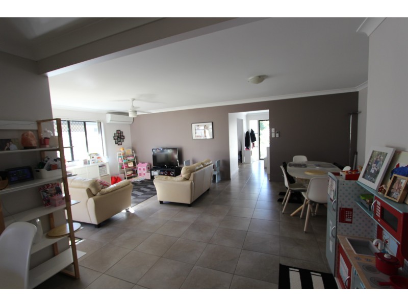 8 Sasha St, Wynnum West QLD 4178