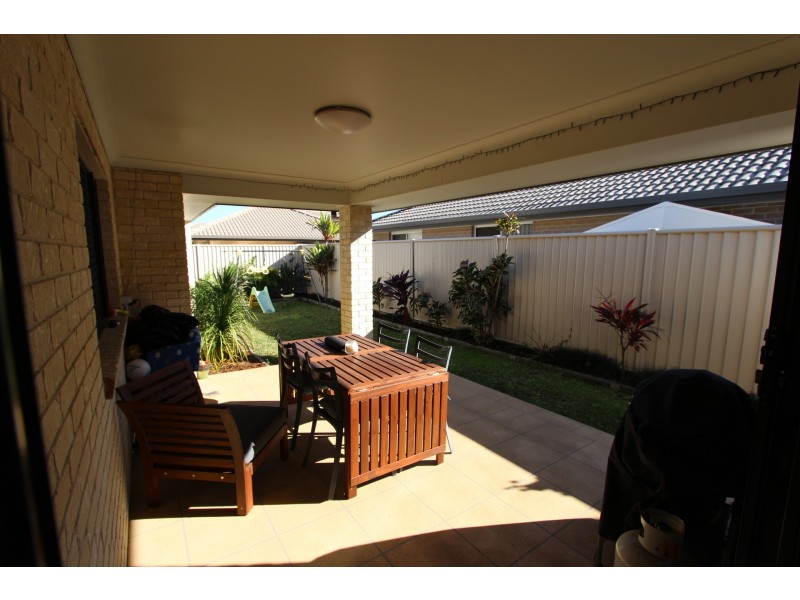 8 Sasha St, Wynnum West QLD 4178