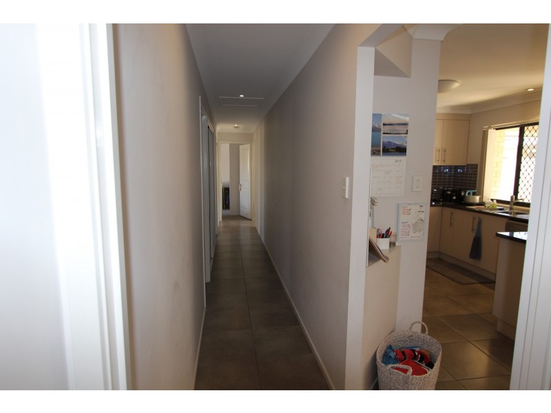 8 Sasha St, Wynnum West QLD 4178