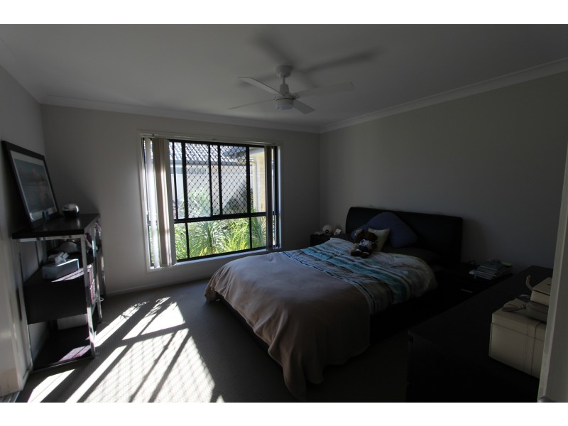 8 Sasha St, Wynnum West QLD 4178