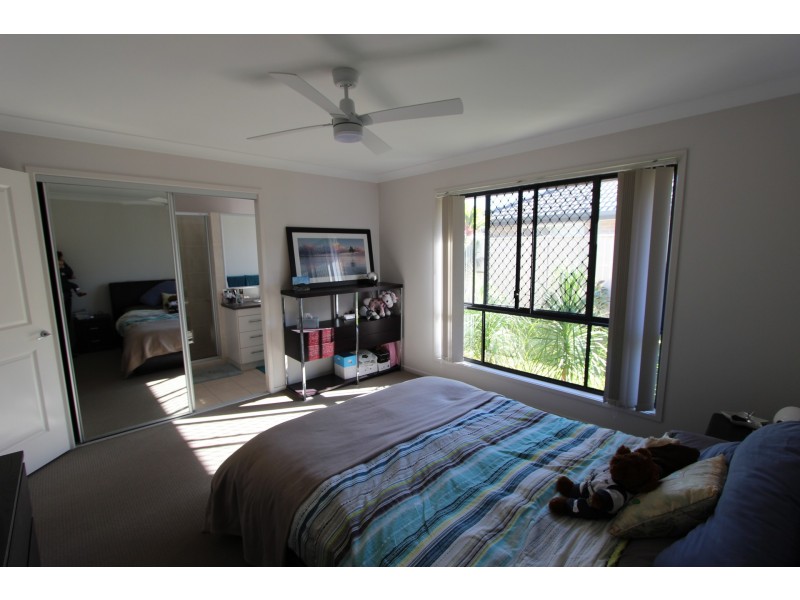 8 Sasha St, Wynnum West QLD 4178