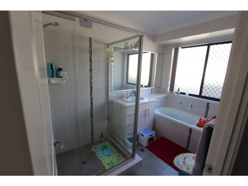 8 Sasha St, Wynnum West QLD 4178