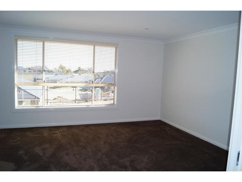 87 Kearneys Drive, Orange NSW 2800