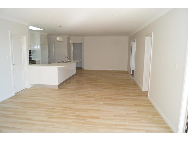 87 Kearneys Drive, Orange NSW 2800