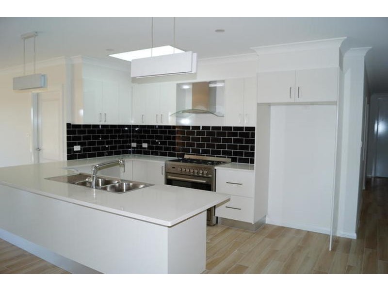 87 Kearneys Drive, Orange NSW 2800