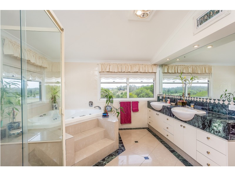 121 Hood Road, Veteran QLD 4570